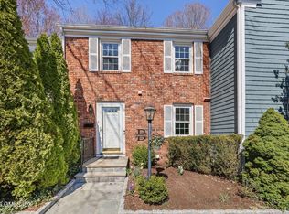98 Valley Rd APT 12, Cos Cob, CT 06807