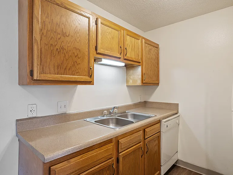 Crossroads Apartments — Photo 7