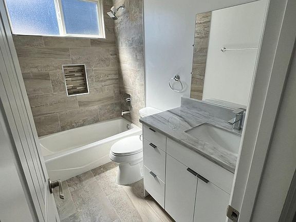 3rd image of 11315 Califa St APT 6