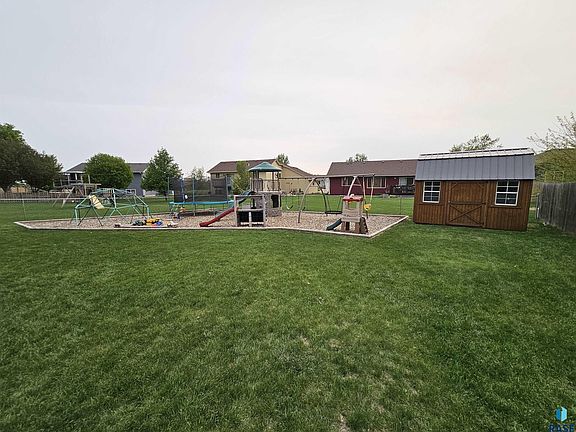 4th image of 405 Claudia Ave