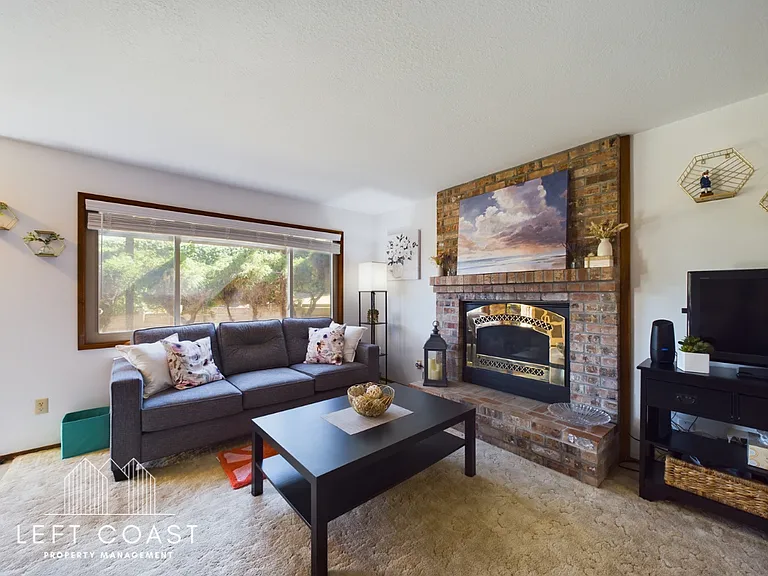 890 SW 7th St — Photo 11