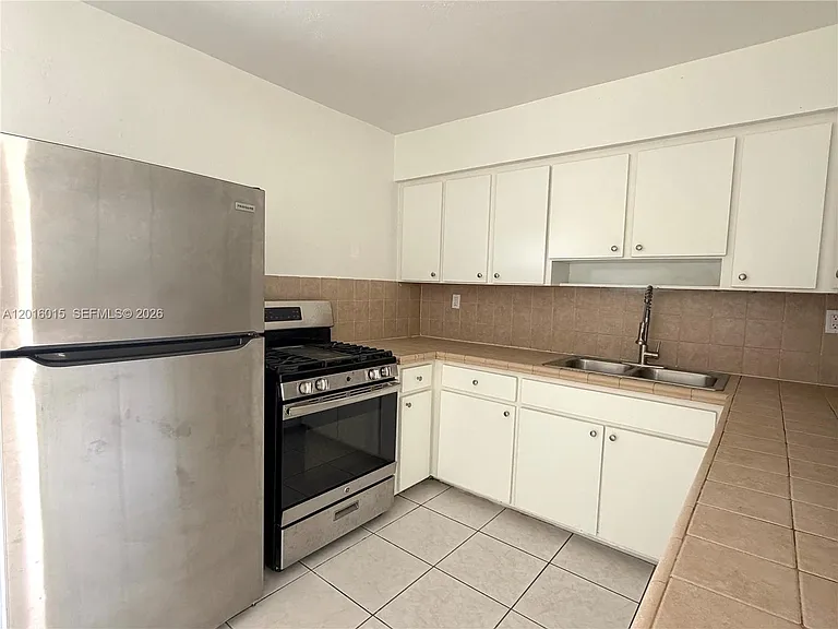 1740 SW 47th Ave — Photo 2