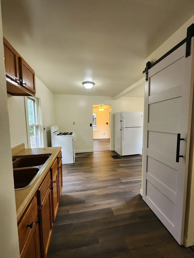 1106 Rixon — Photo 4