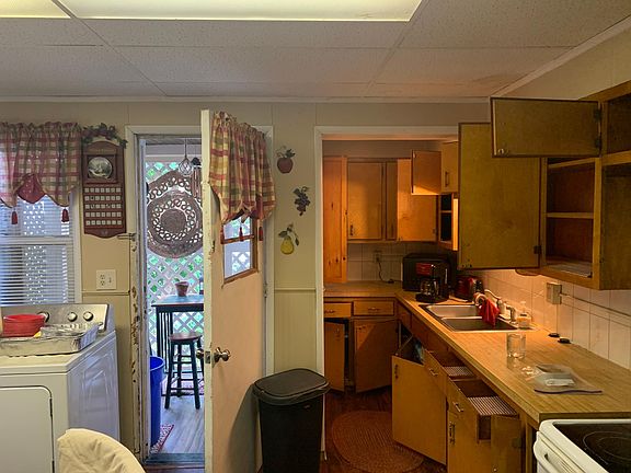 2nd image of 654 N Hyde Park Ave