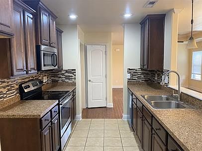 4th image of 330 Dovington Dr