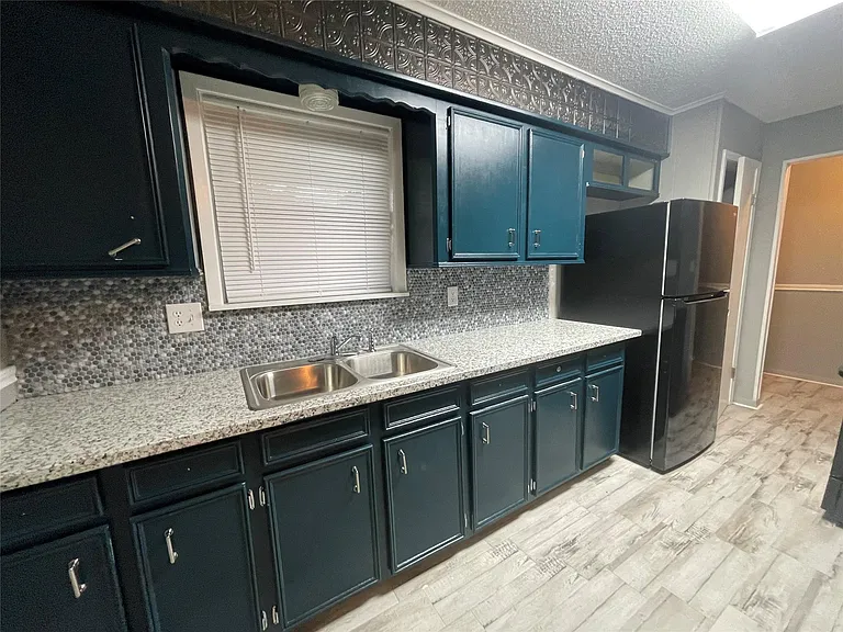 1015 Dogwood Ave — Photo 2