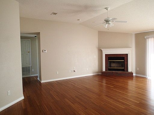 3rd image of 1921 Iris Ln
