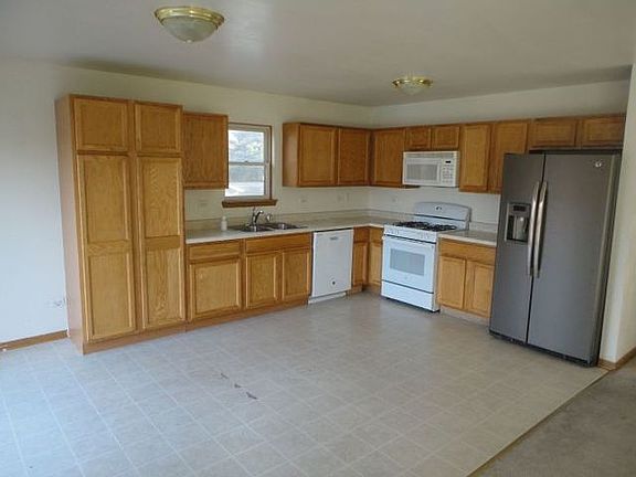 3rd image of 540 Hillcrest Ter