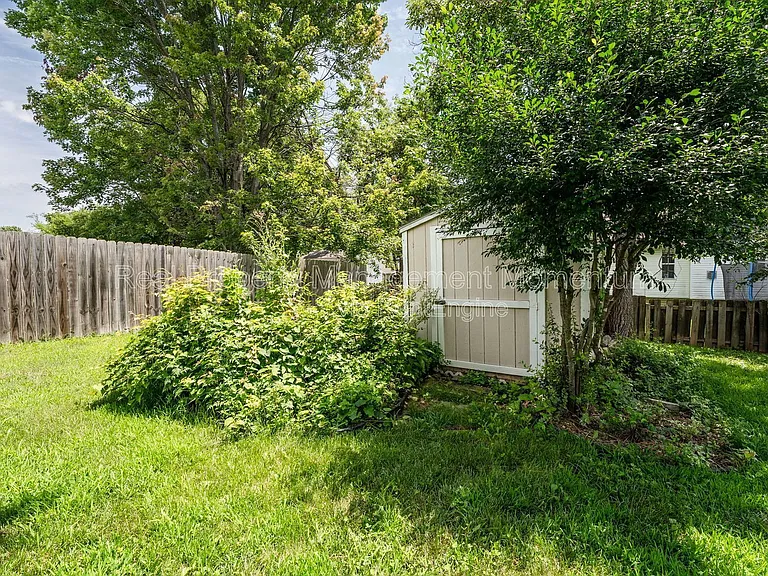 1111 W Poplar — Photo 28