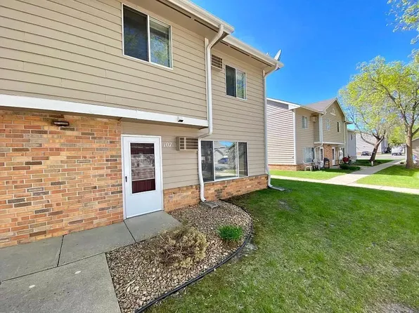 750 W Village Rd APT 107, Chanhassen, MN 55317