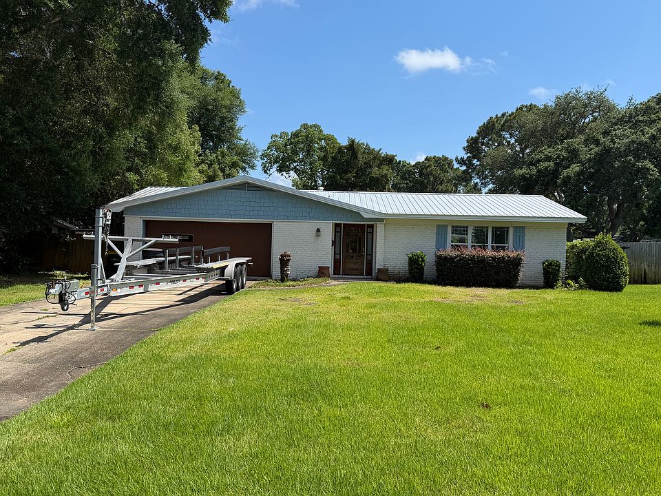 1st image of 312 Yacht Club Dr NE