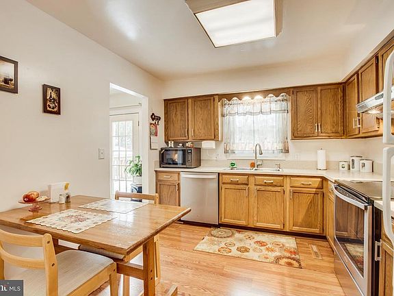 Eat-in Kitchen