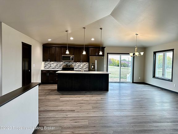 4th image of 529 River Dr