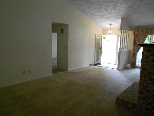 4th image of 165 Bogey Ln