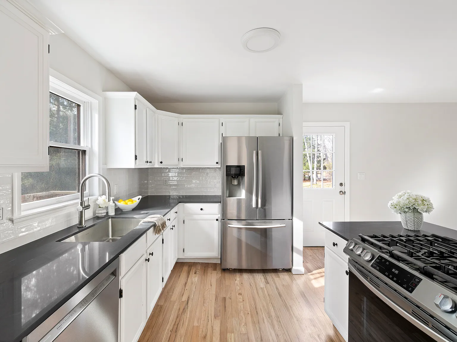 Impeccable 4 Bedroom, 3 Bath Cape Cod Close to the Bay — Photo 3