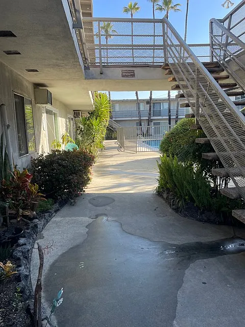 Luau Manor Apartments — Photo 3