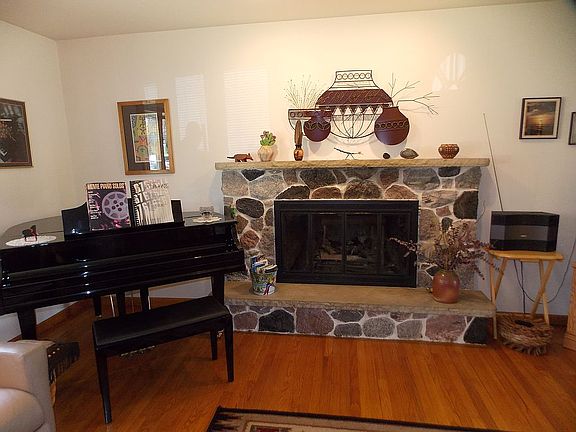 Nat. Fireplace w/gas logs
