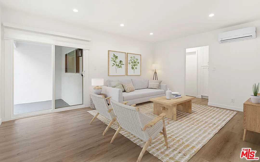 2 bed, 1.0 bath, 880 sqft, $2,500 — Photo 1