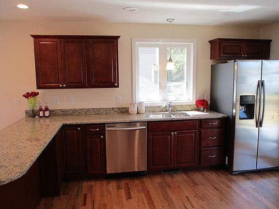 4th image of 267 Hilldale Ave