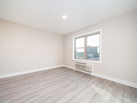 3rd image of 6119 Broadway #202