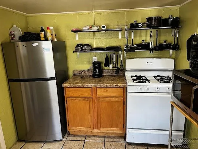 731 Robert St — Photo 10