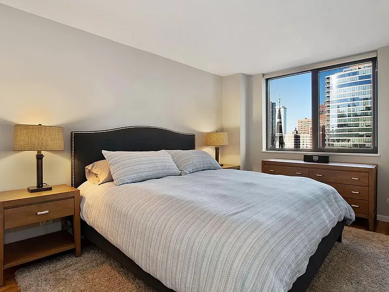 33 W Delaware Pl #12B — Photo 8