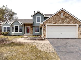 1656 Colby Lake Dr, Woodbury, MN 55125