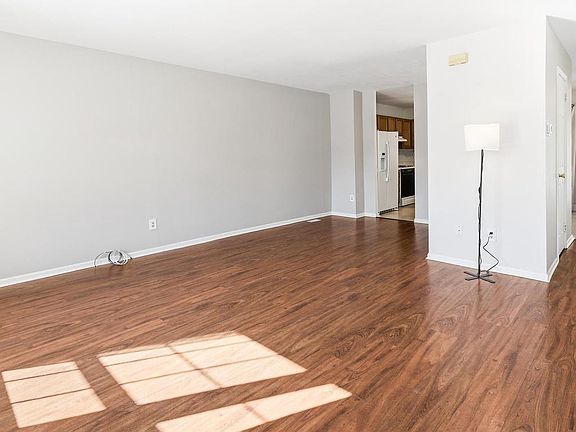 5th image of 803 Treetop Ln