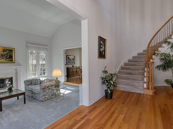 3rd image of 40 Oak Hollow Way