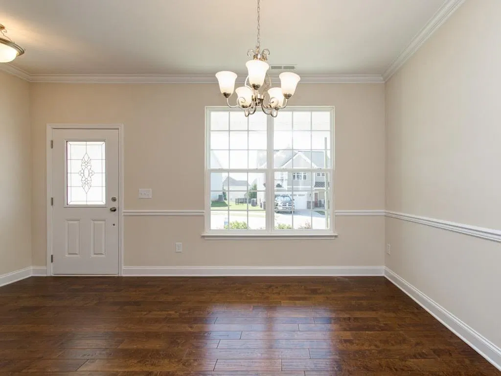 4 bed, 2.5 bath, 2011 sqft, $2,400 — Photo 2
