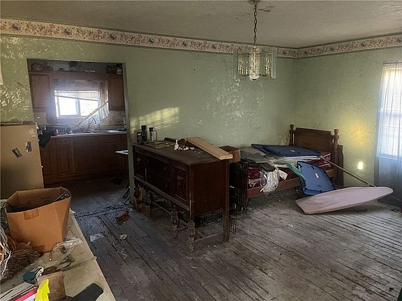 4th image of 339 Maple Ave