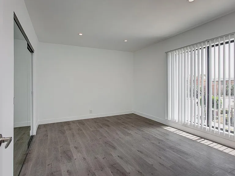 2827 S La Brea Ave #18 — Photo 8