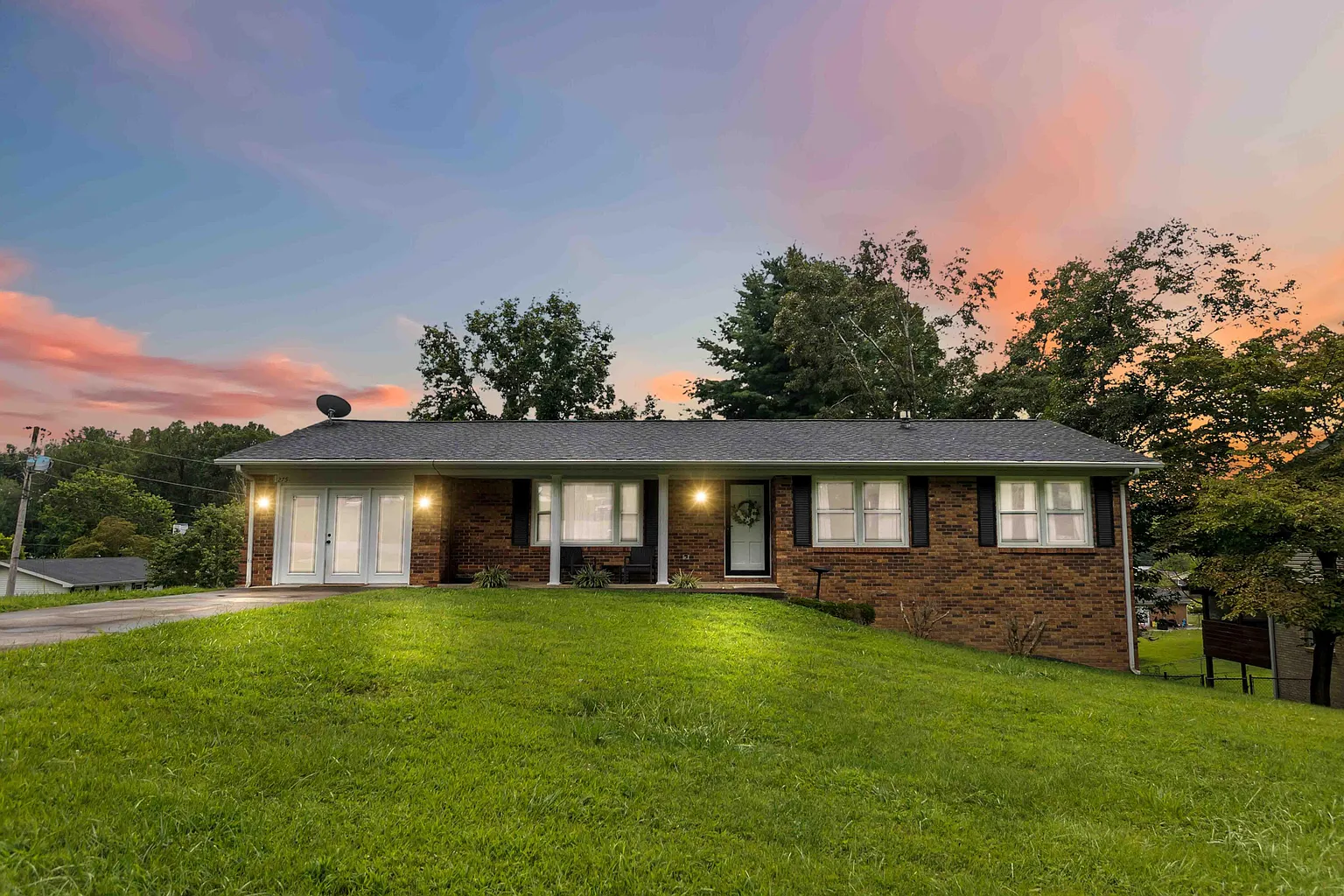 275 Oaklawn Cir photo 1