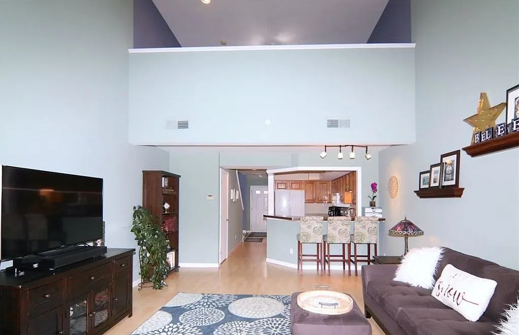 1 bed, 1.5 bath, 1050 sqft, $2,650 — Photo 3