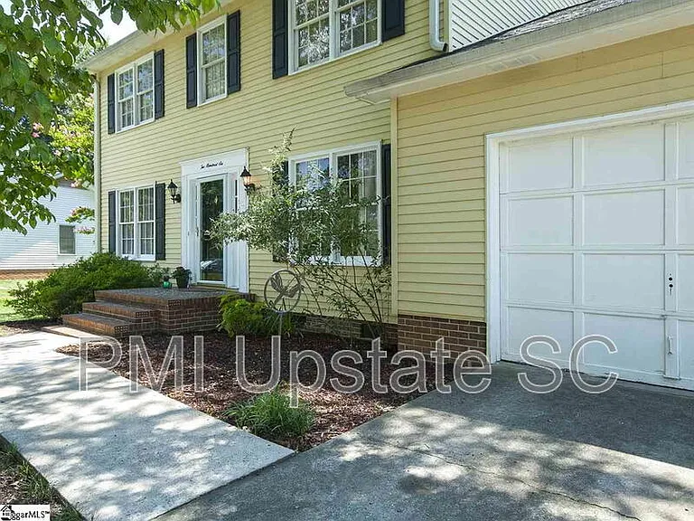 206 Manassas Dr — Photo 2