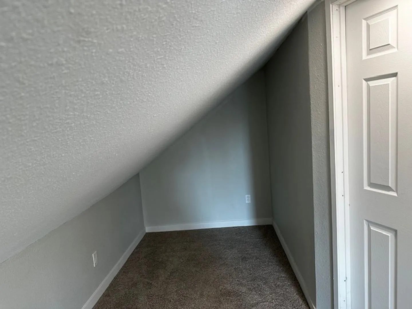 Charming Three Bedroom Pet Friendly Home in Albany! — Photo 3