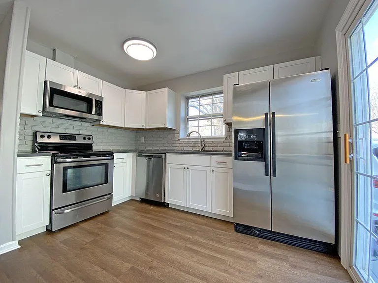 2452 Whitney Ct — Photo 3