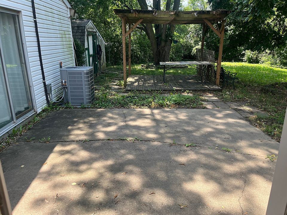 2nd image of 1035 Surrey Ct