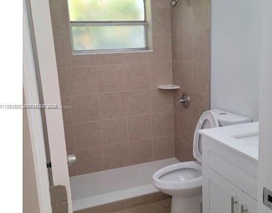 4th image of 5720 Lincoln St #1