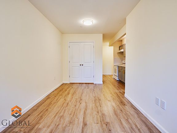 5th image of 3825 Carpenter Ave #3B