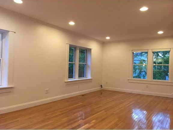 2nd image of 52 Evans St