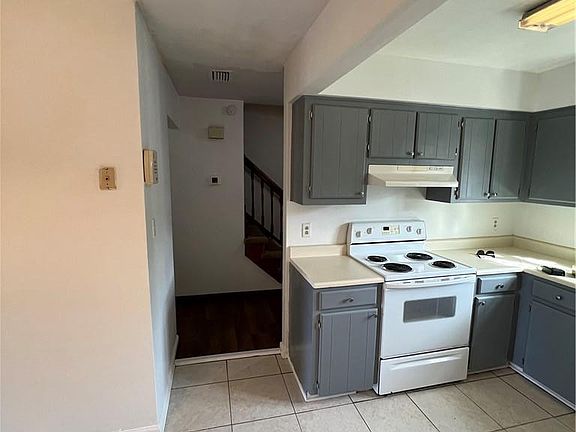 3rd image of 824 Huntly Dr