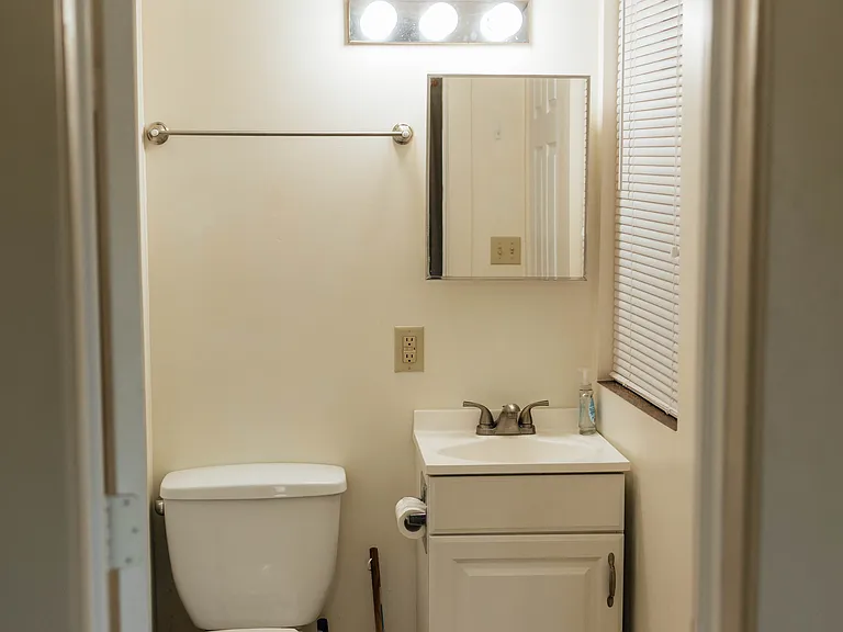 105 E 3rd St #3 — Photo 24