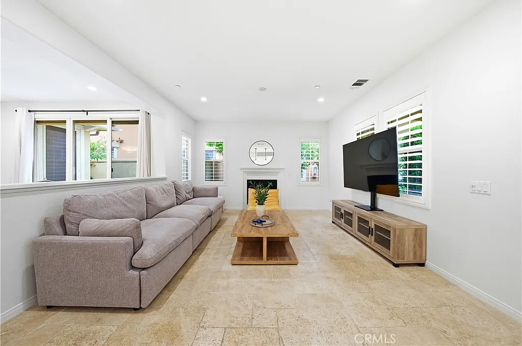 3 bed, 3.5 bath, 2134 sqft, $5,500 — Photo 4