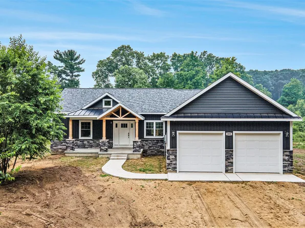 305 Mill Pond Rd, Whitehall, MI 49461