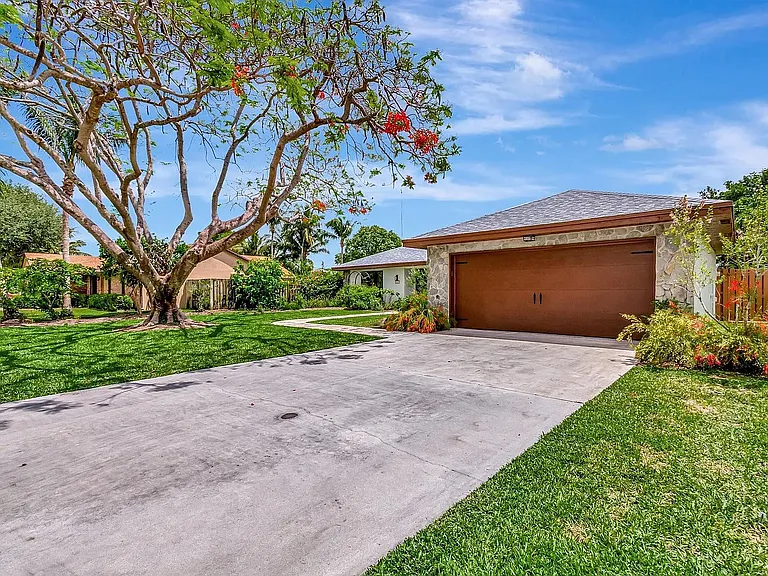 7415 Woodland Creek Ln — Photo 3