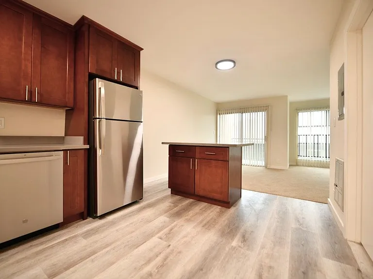 95 Linda Apartments — Photo 10