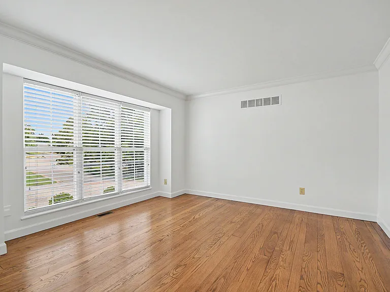 102 Lexington Ln — Photo 5