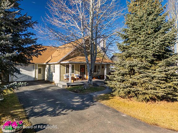 3rd image of 852 Streamside St