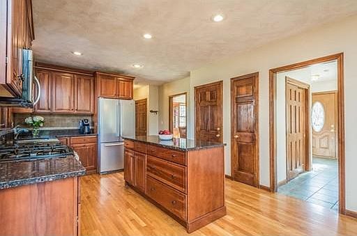5th image of 4 Greenbrier Dr